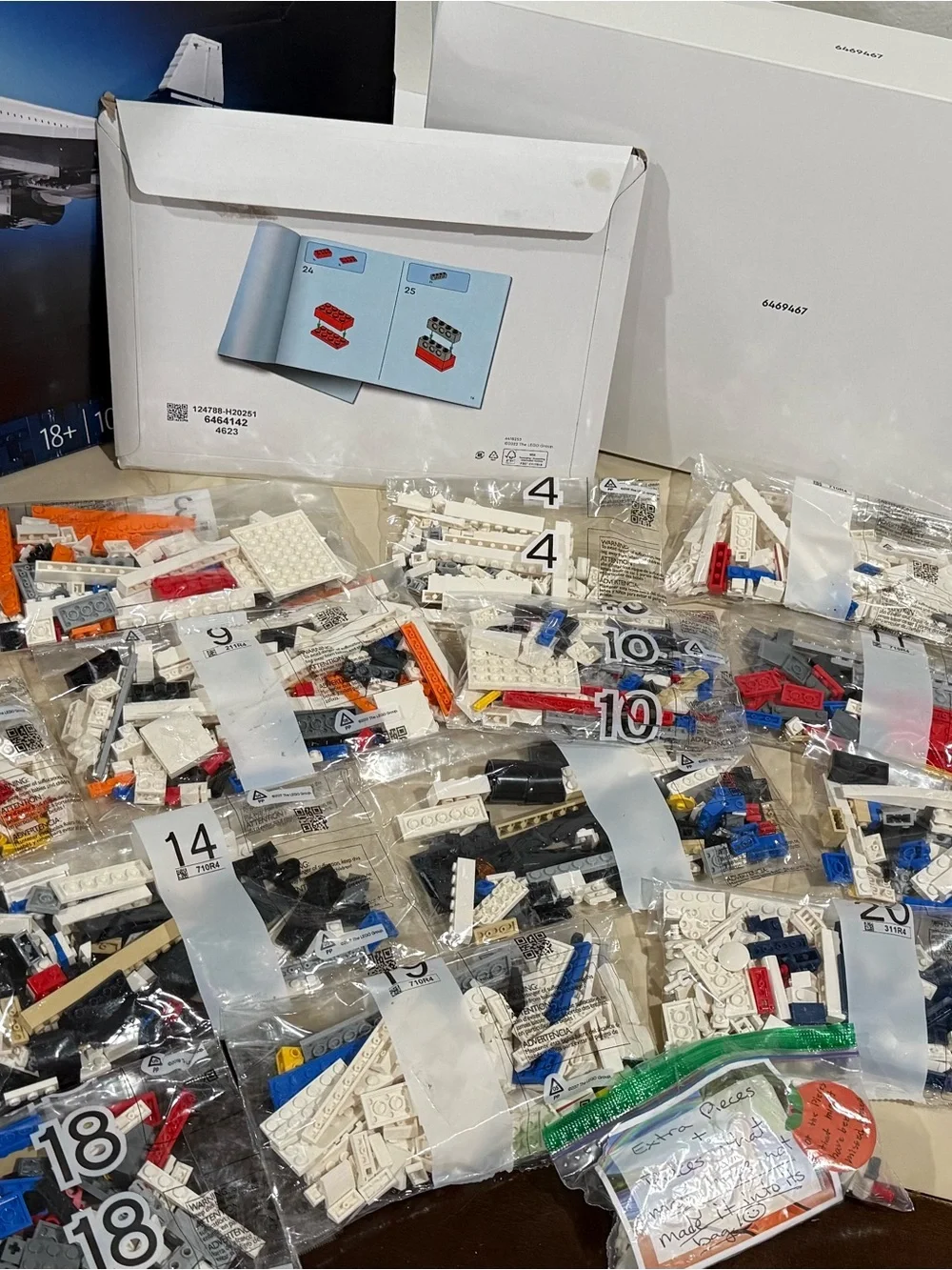 LEGO Icons Concorde Airbus 10318 Complete Set 2083 pcs 18+ - Picture 4 of 9